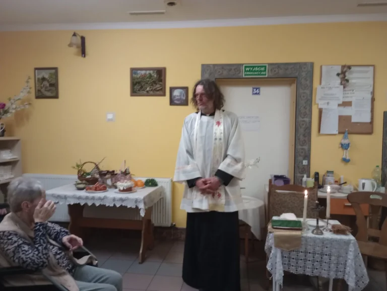 Wielkanocna wizyta księdza w DPS