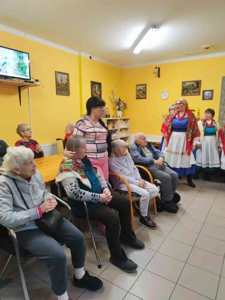 Podopieczni DPS w trakcie występu zespołu ludowego