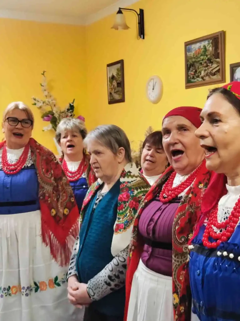 Występ zespołu ludowego Niesięcin domy seniora