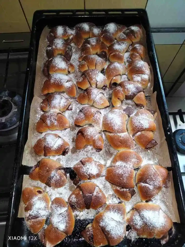 Duża blacha z rogalikami