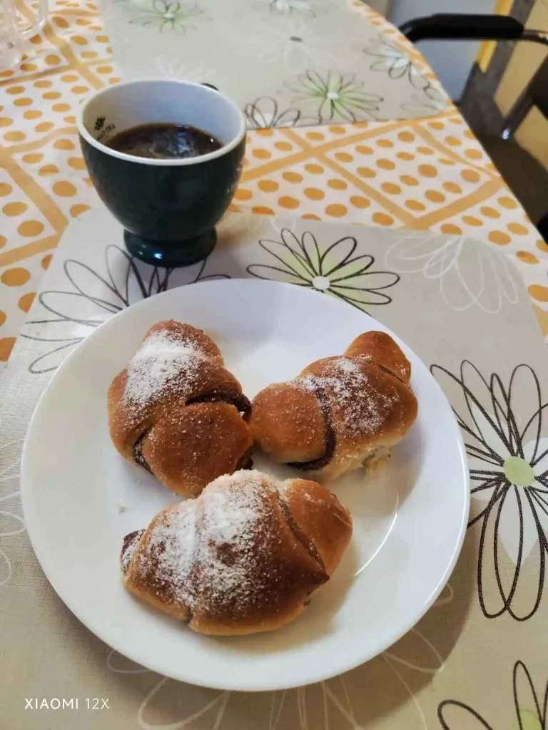 Kawa i ciepłe rogaliki