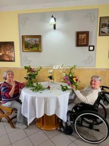 Bukiety kwiatów ułożone przez seniorki