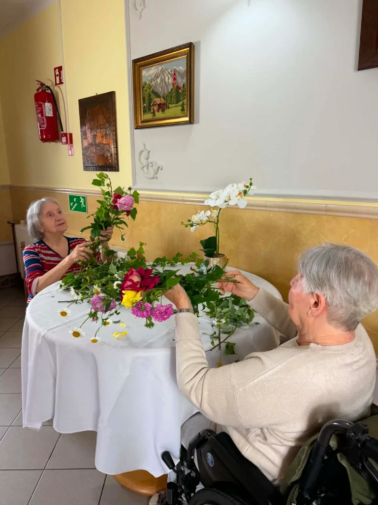 Seniorki układają kompozycję kwiatową
