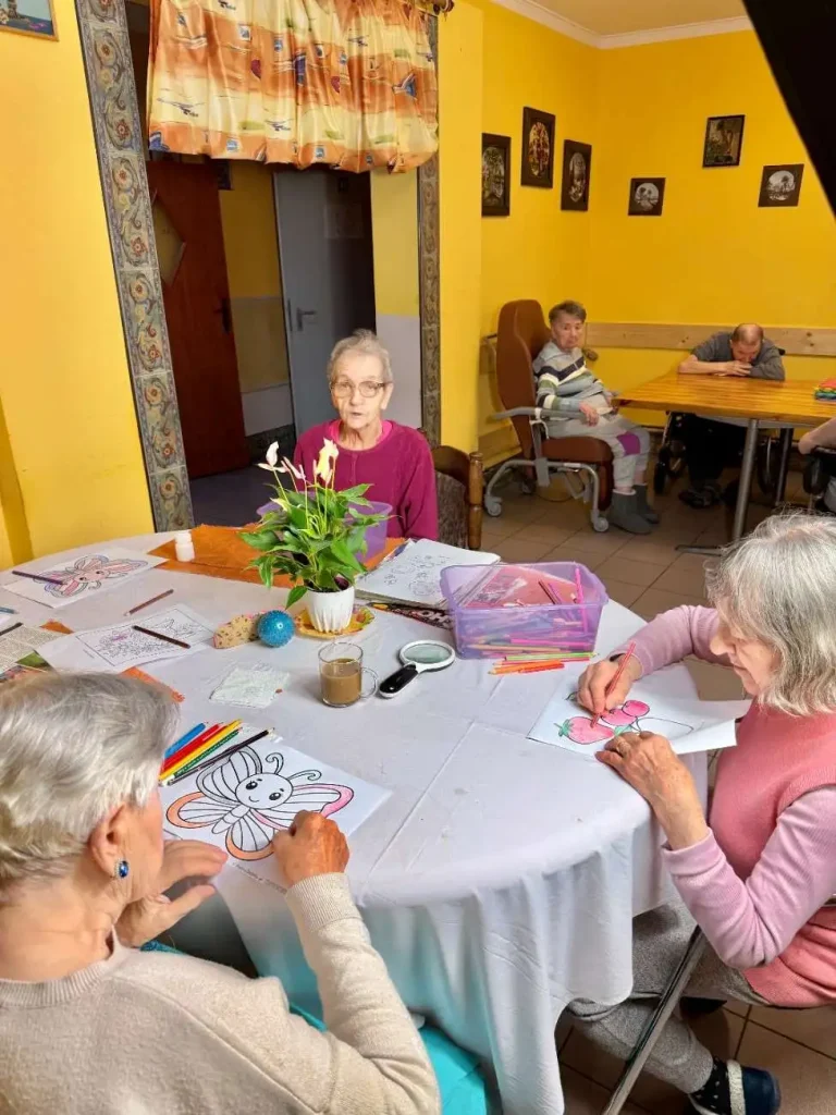 Seniorzy spędzają czas na malowaniu