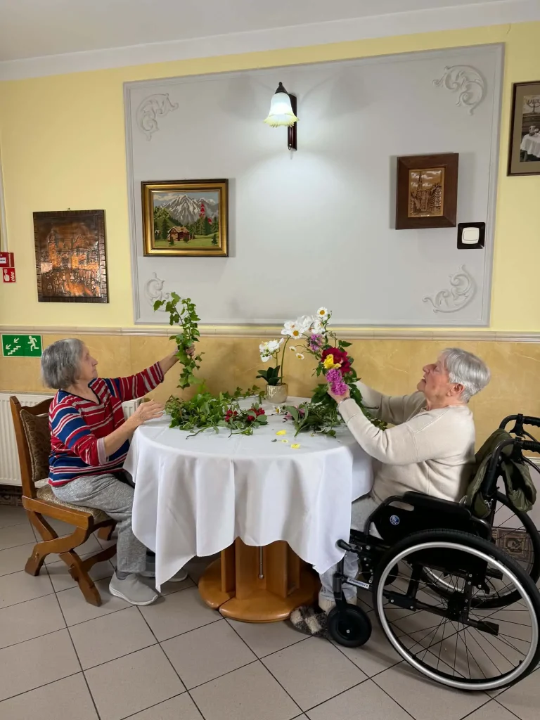 Układanie kompozycji kwiatowej w domu seniora