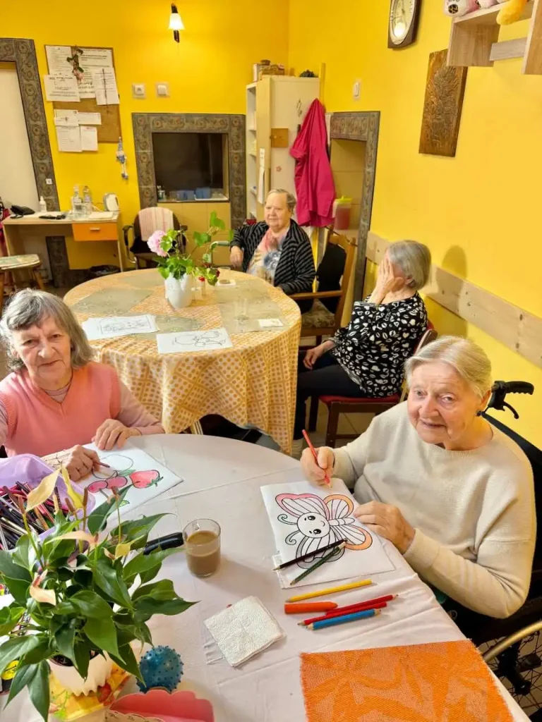 Zadowolone seniorki na zajęciach z malowania